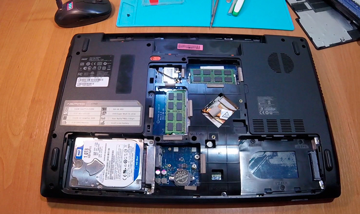 The hard disk and memory modules under the laptop’s back panel The hard disk and memory modules