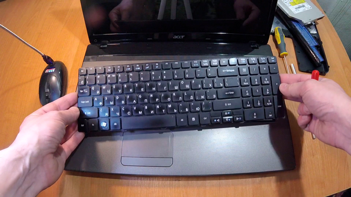 Disconnecting laptop keyboard Disconnecting laptop keyboard
