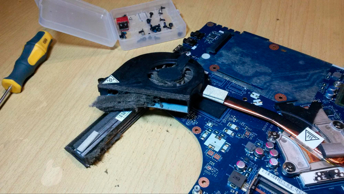 Cleaning the laptop cooling system