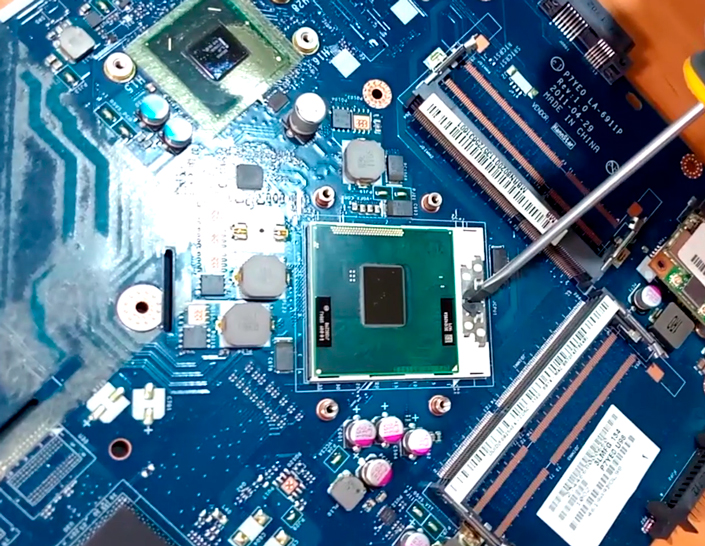 Replacing the laptop CPU Replacing the laptop CPU